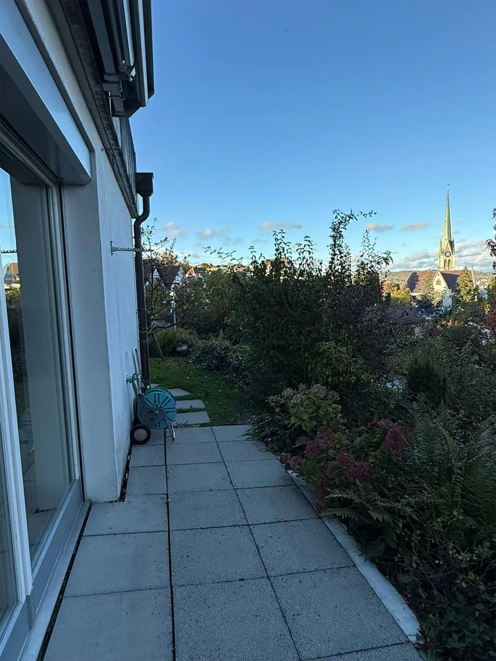 2.5-Zimmer-Gartenwohnung mit Seesicht und grosser Terrasse