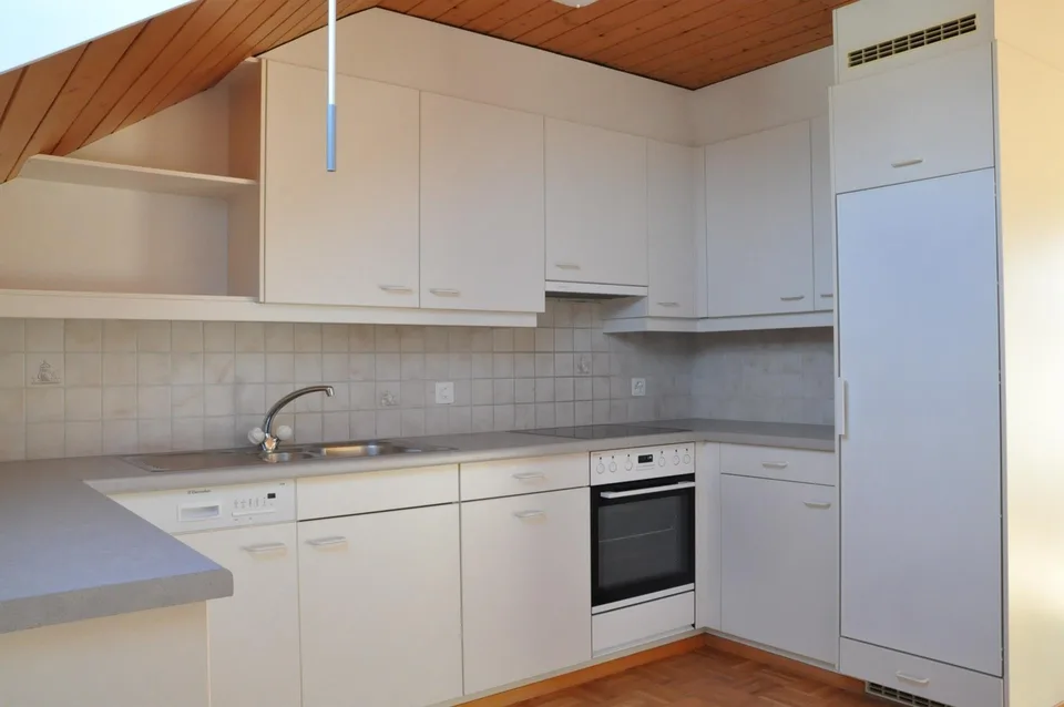 grosszügige 4 Zimmer-Dachwohnung mit Balkon... – photo 2 of 12