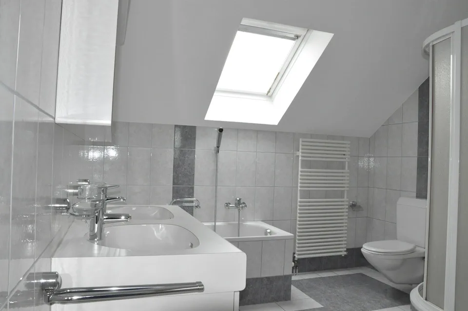 grosszügige 4 Zimmer-Dachwohnung mit Balkon... – photo 4 of 12