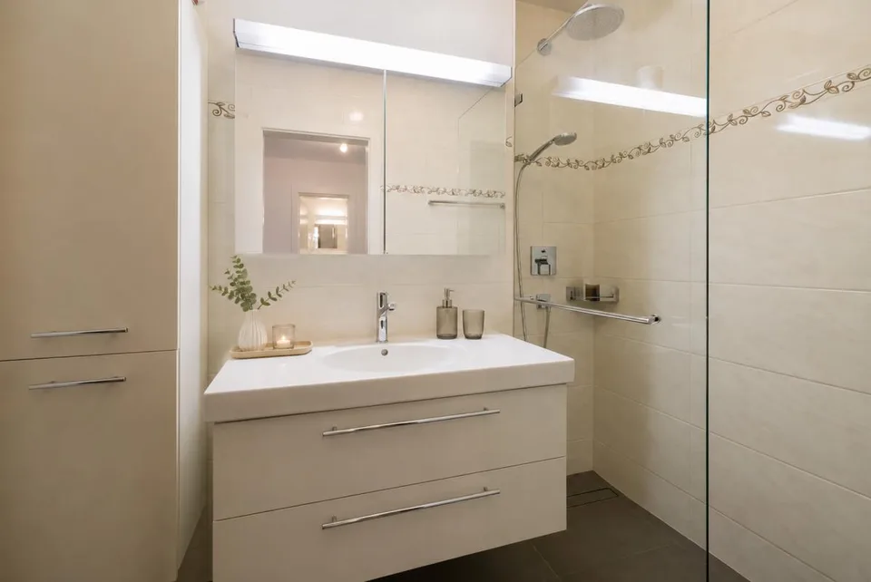 Moderne 2 1/2 Zimmer-Ferienwohnung mit grossem Pool an attraktiver ...