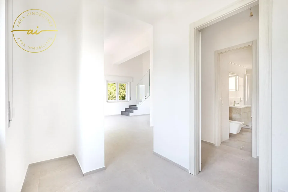 BELLA CASA INDIPENDENTE CON VISTA LAGO A ROVIO – foto 12 di 13