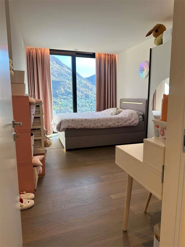 Duplex vista lago con giardino e piscina – Foto 12 von 13