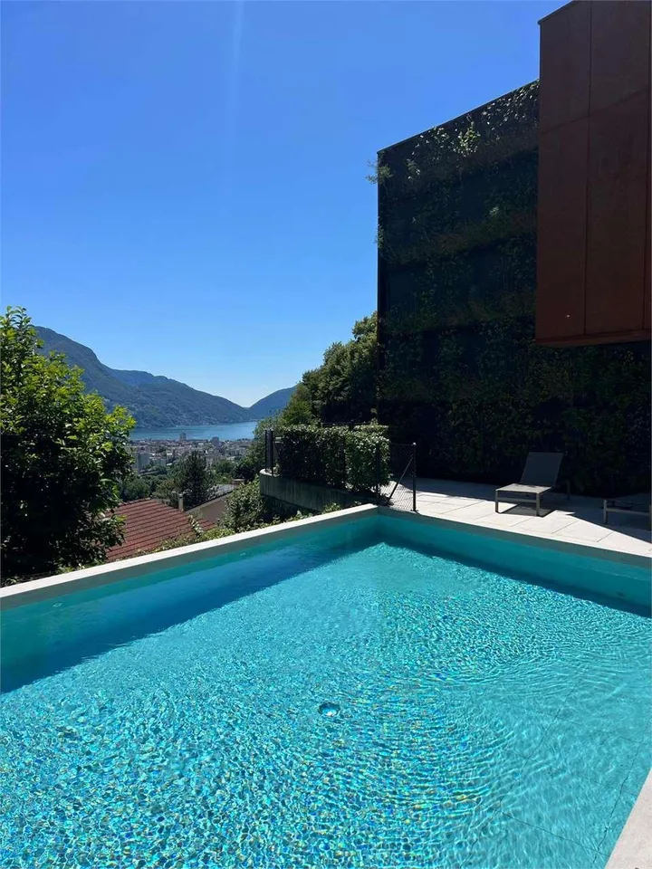 Duplex vista lago con giardino e piscina – Foto 7 von 13
