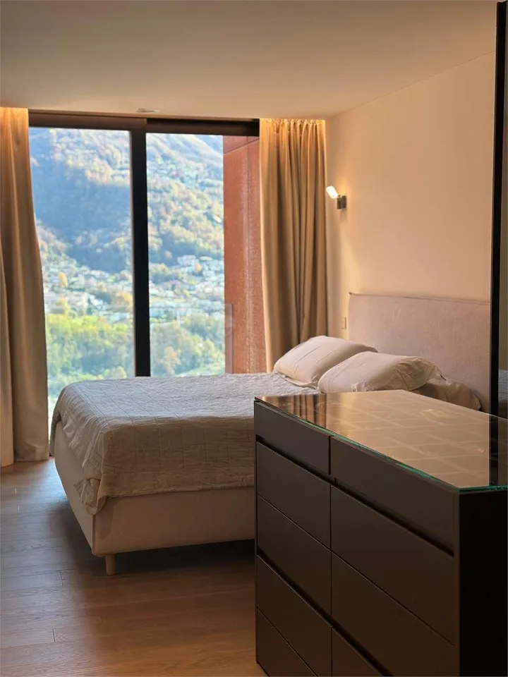 Duplex vista lago con giardino e piscina – Foto 11 von 13