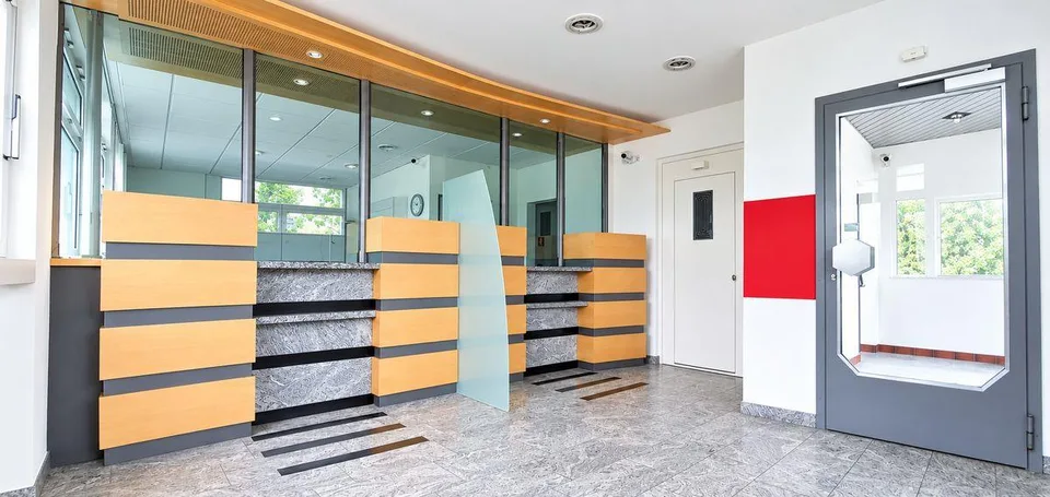 Spazio commerciale versatile con ufficio e magazzino direttamente al valico di frontiera – foto 4 di 8
