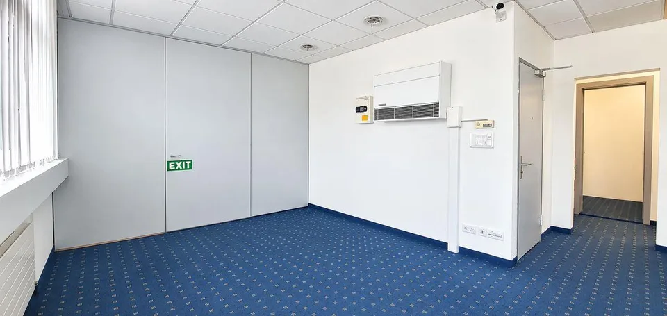 Spazio commerciale versatile con ufficio e magazzino direttamente al valico di frontiera – foto 3 di 8