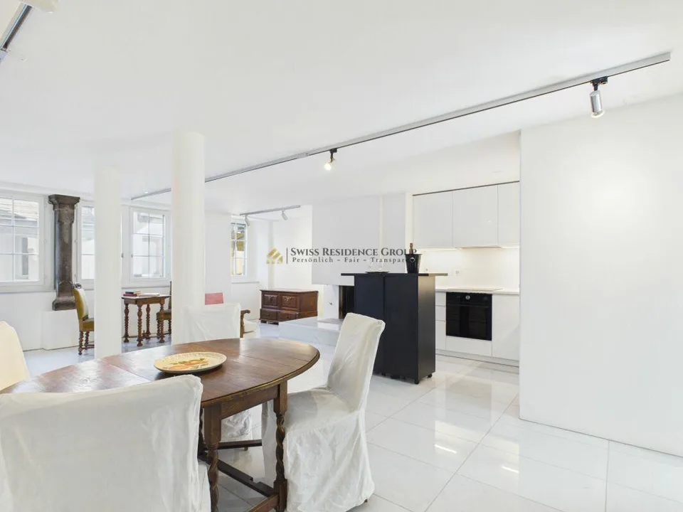Appartement exclusif de 2,5 pièces avec vue sur le Grossmünster et la Limmat – photo 2 sur 17