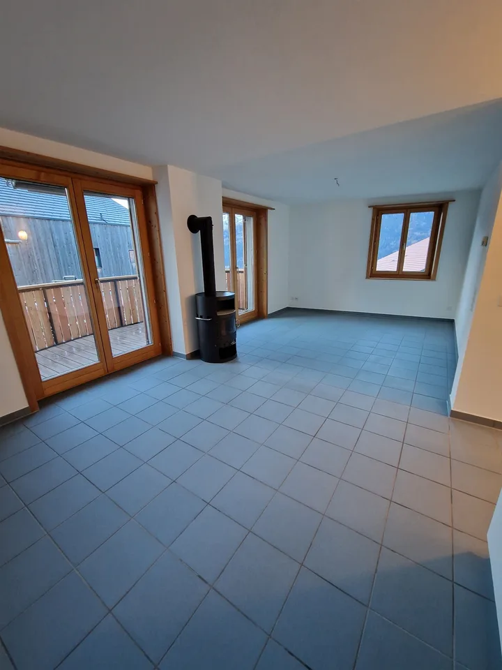 schöne 3.5 Zimmer-Wohnung an sonniger Lage in Tomils zu vermieten