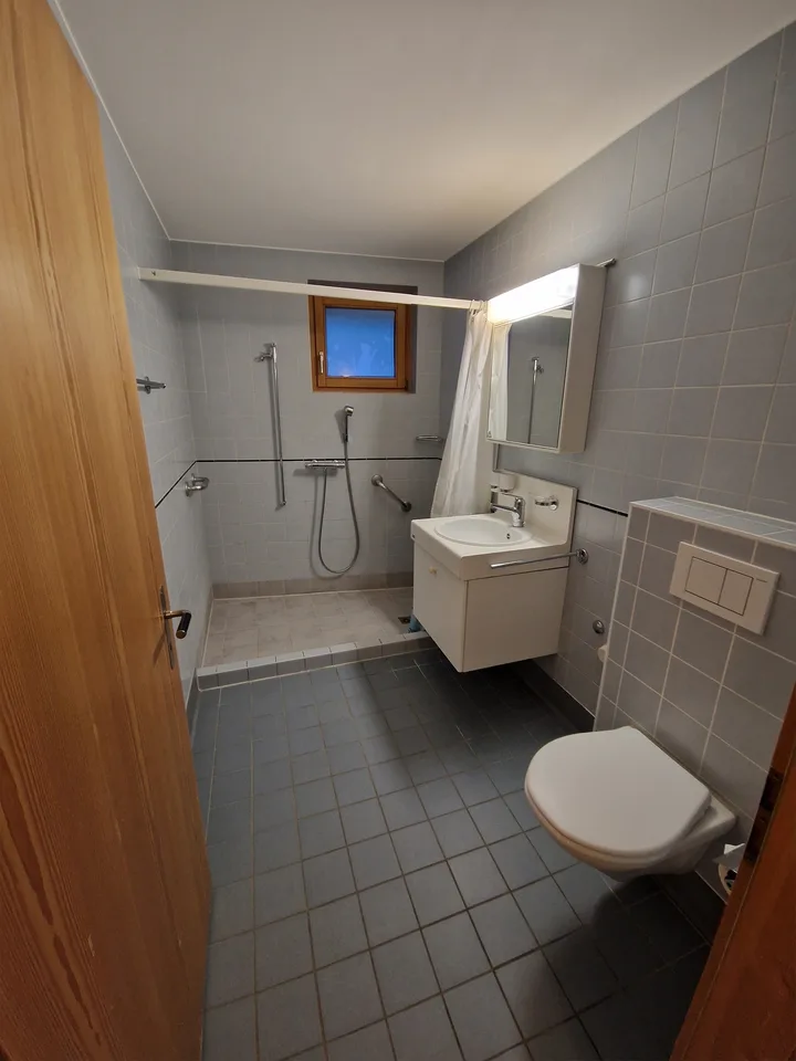 schöne 3.5 Zimmer-Wohnung an sonniger Lage in Tomils zu vermieten