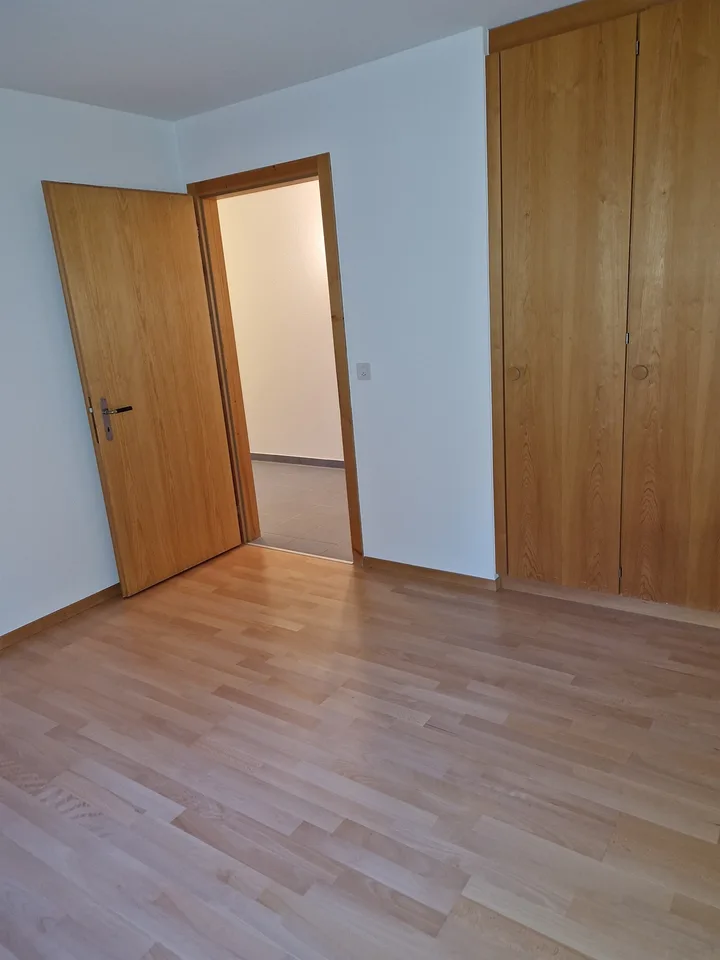 schöne 3.5 Zimmer-Wohnung an sonniger Lage in Tomils zu vermieten