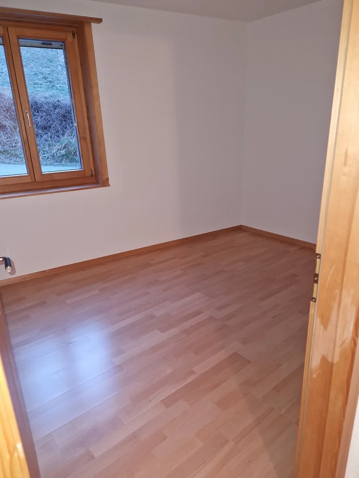 schöne 3.5 Zimmer-Wohnung an sonniger Lage in Tomils zu vermieten