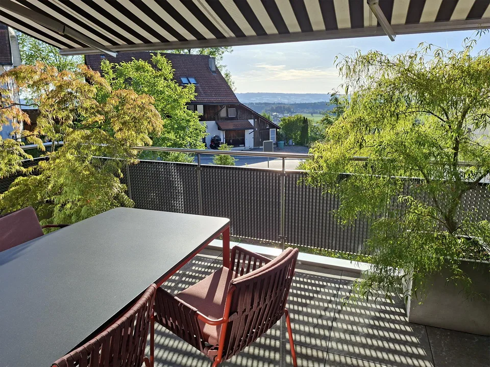 Helle 4.5-Zimmer-Wohnung mit Balkon und schöner Aussicht in Affoltern