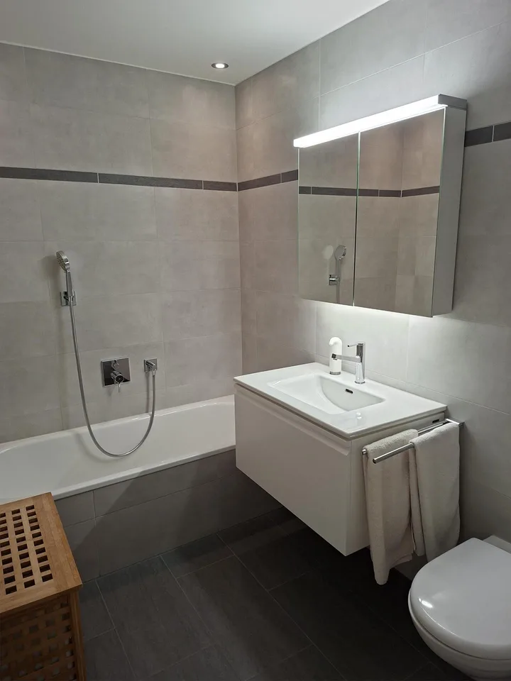 Helle 4.5-Zimmer-Wohnung mit Balkon und schöner Aussicht in Affoltern