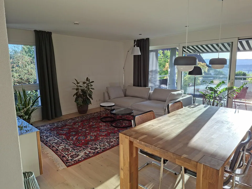 Helle 4.5-Zimmer-Wohnung mit Balkon und schöner Aussicht in Affoltern