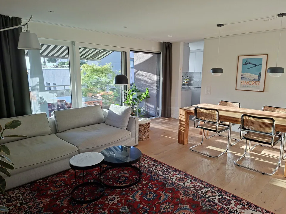 Helle 4.5-Zimmer-Wohnung mit Balkon und schöner Aussicht in Affoltern