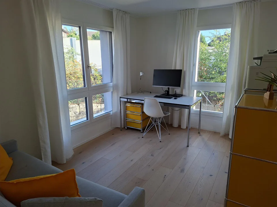Helle 4.5-Zimmer-Wohnung mit Balkon und schöner Aussicht in Affoltern