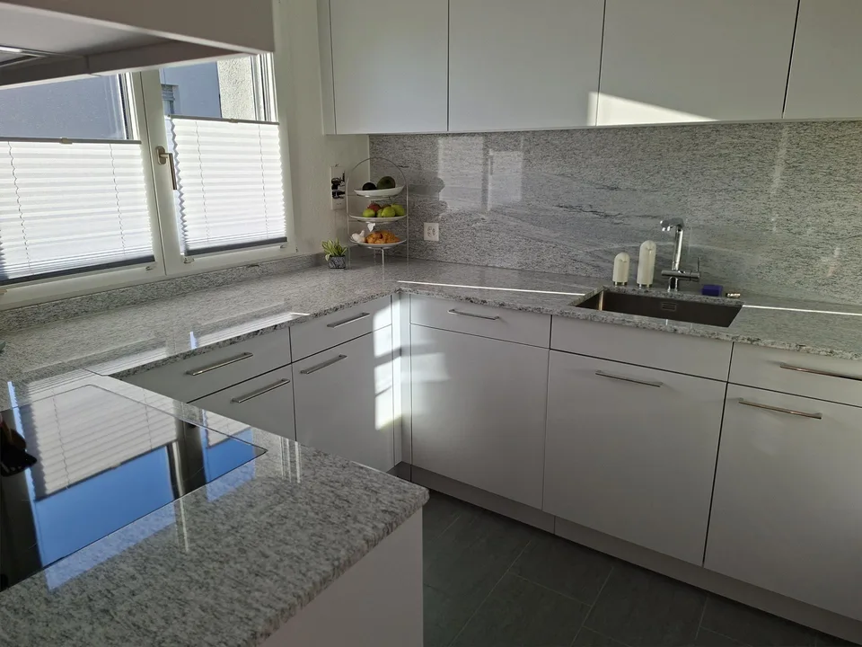 Helle 4.5-Zimmer-Wohnung mit Balkon und schöner Aussicht in Affoltern