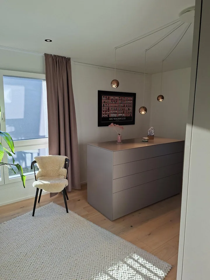 Helle 4.5-Zimmer-Wohnung mit Balkon und schöner Aussicht in Affoltern