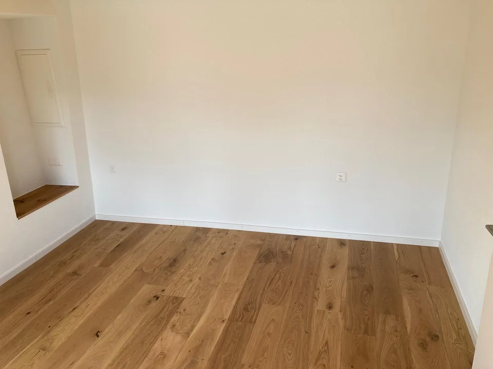 Helle neu sanierte 2.5 Zimmer Wohnung