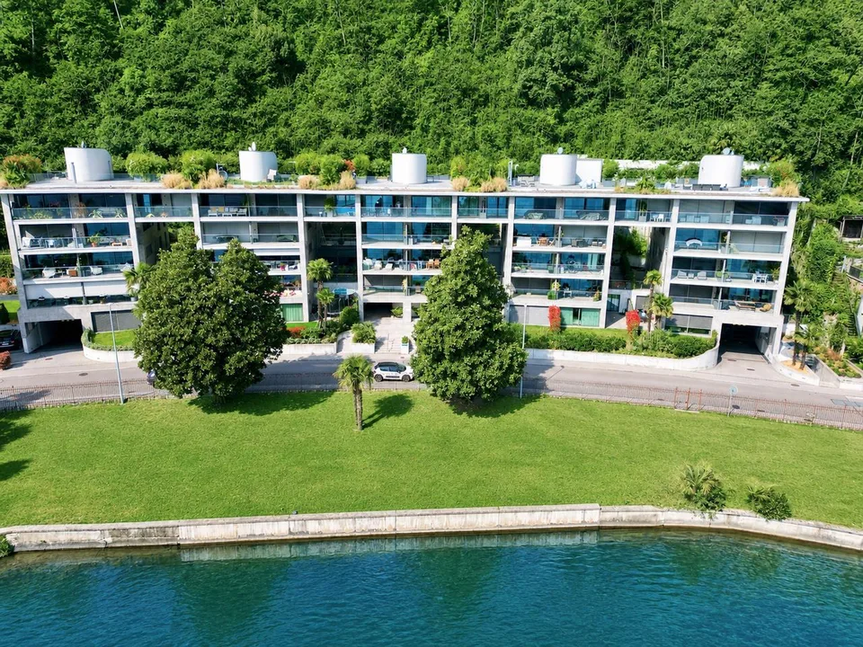 Raffinato Appartamento con Giardino Privato e Vista sul Lago di Lugano – Foto 2 von 28