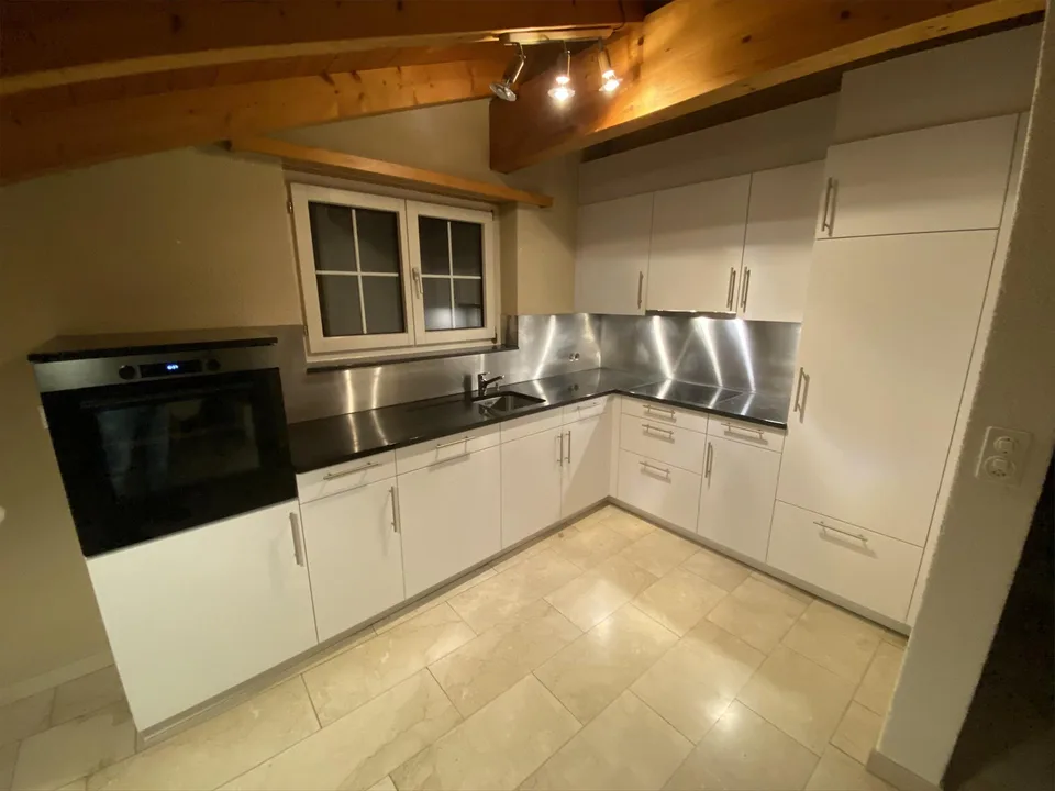 Charmante 3.5-Zimmer-Dachwohnung mit Cheminée und Balkon