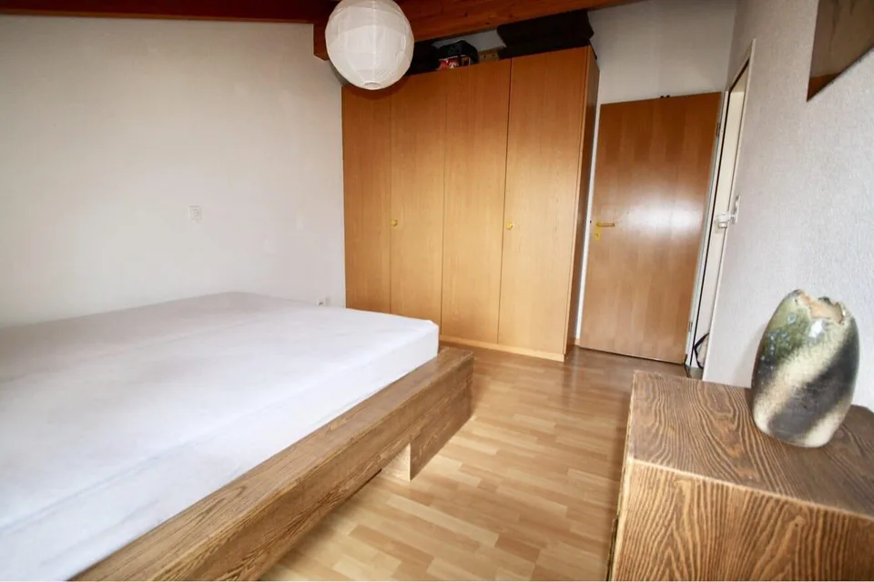 Charmante 3.5-Zimmer-Dachwohnung mit Cheminée und Balkon
