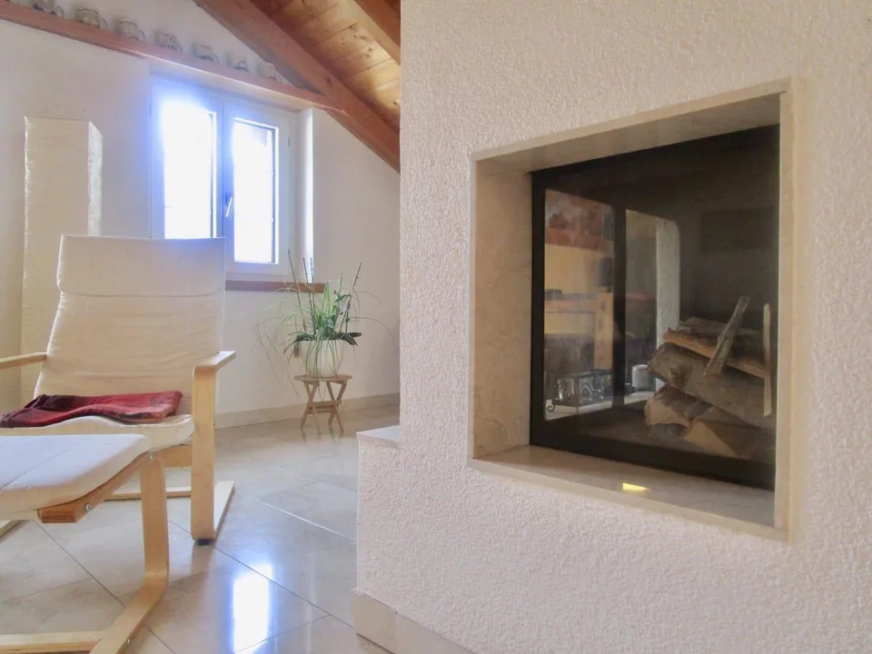 Charmante 3.5-Zimmer-Dachwohnung mit Cheminée und Balkon