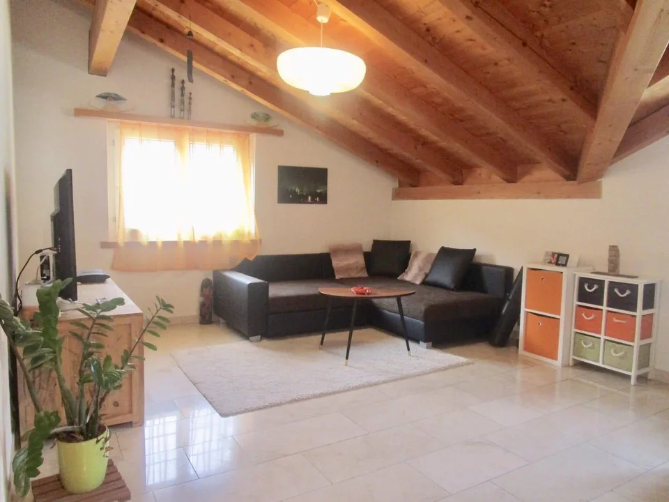 Charmante 3.5-Zimmer-Dachwohnung mit Cheminée und Balkon