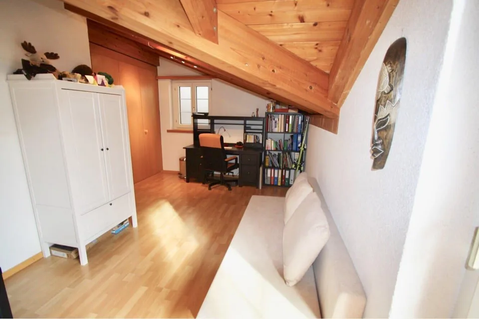 Charmante 3.5-Zimmer-Dachwohnung mit Cheminée und Balkon
