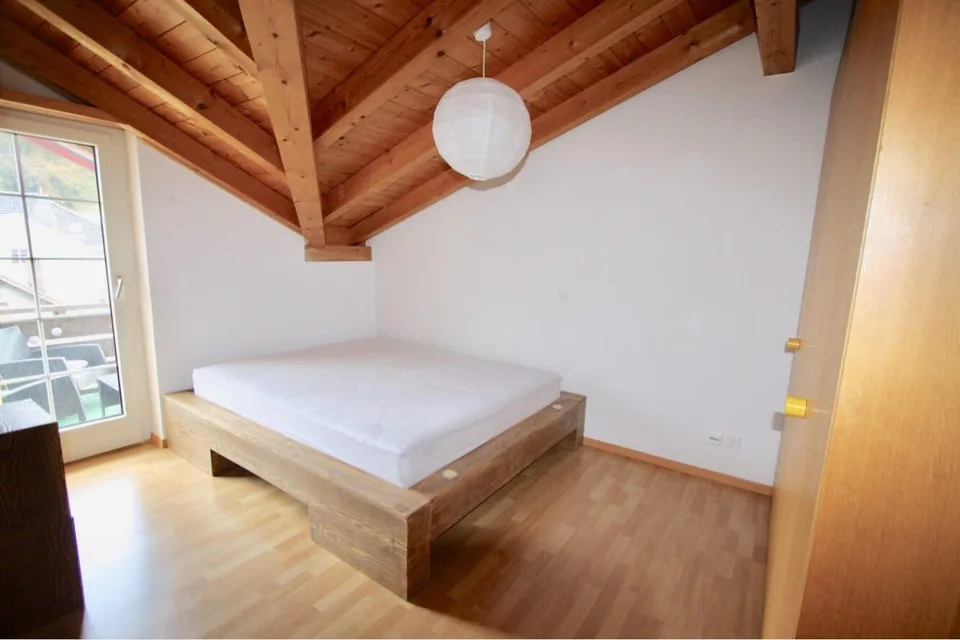 Charmante 3.5-Zimmer-Dachwohnung mit Cheminée und Balkon