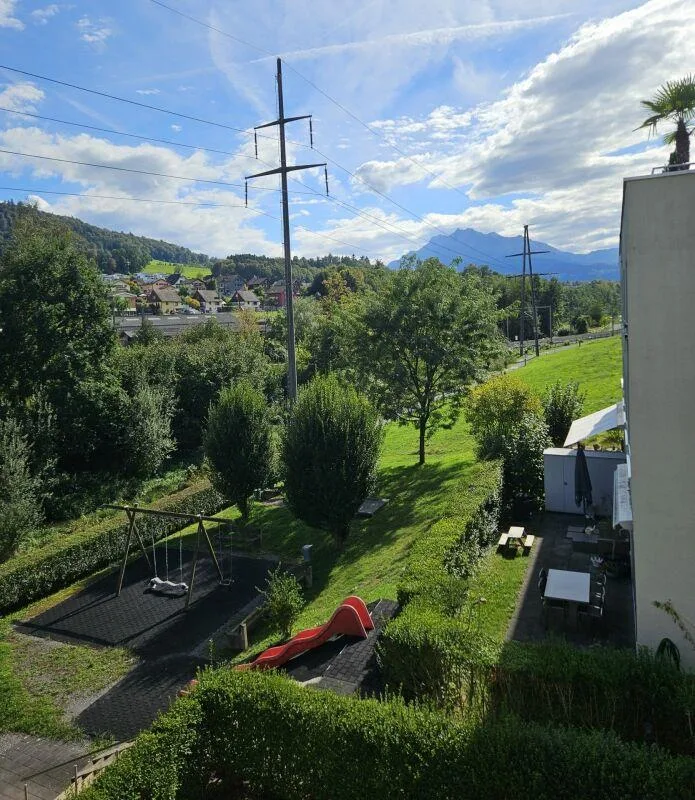 Helle 3.5-Zimmer-Wohnung mit Bergsicht an ruhiger Lage