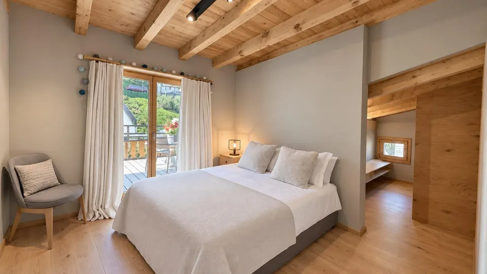 Exklusive 5.5 Zimmer Dachgeschosswohnung im Zentrum von Klosters