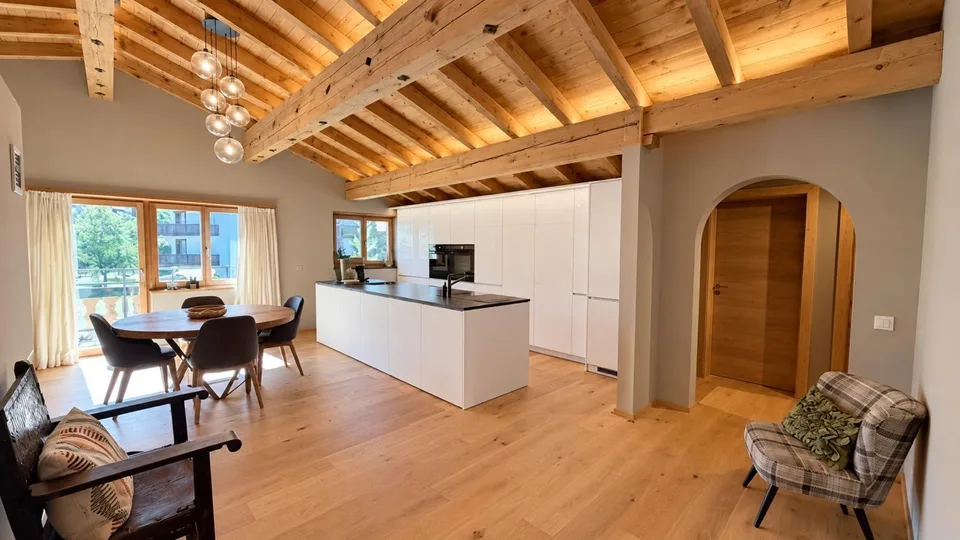 Exklusive 5.5 Zimmer Dachgeschosswohnung im Zentrum von Klosters