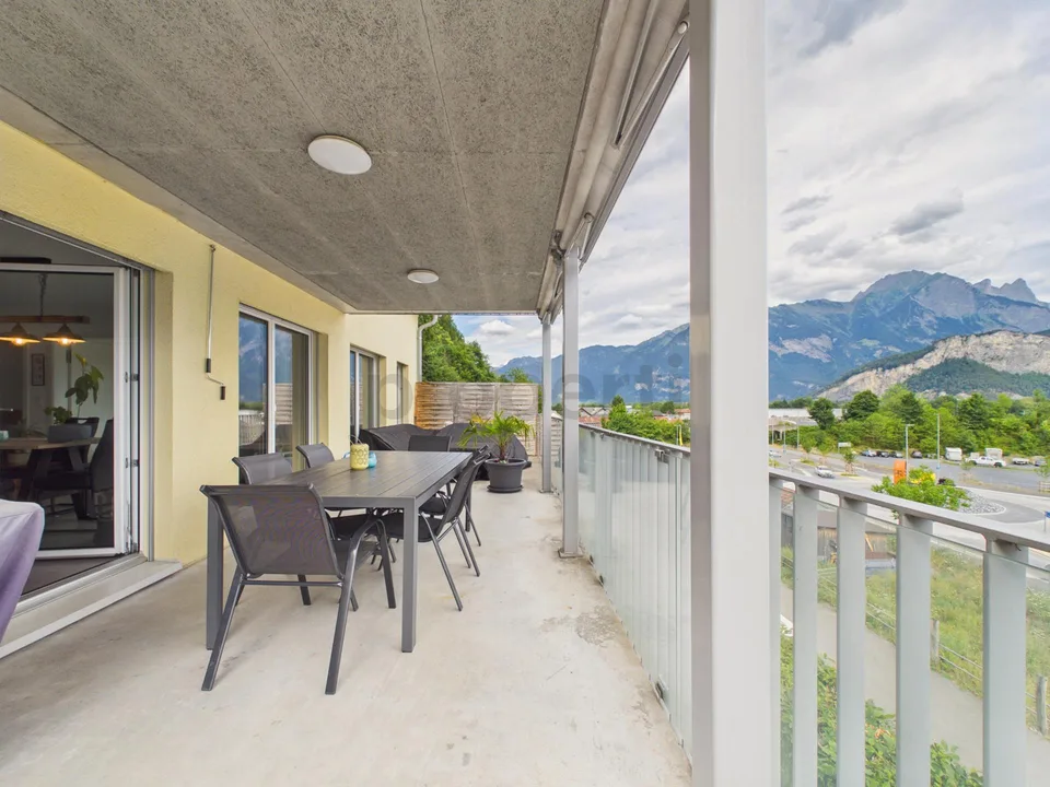 Sunny balcony, two modern bathrooms and barrier-free comfort with lift