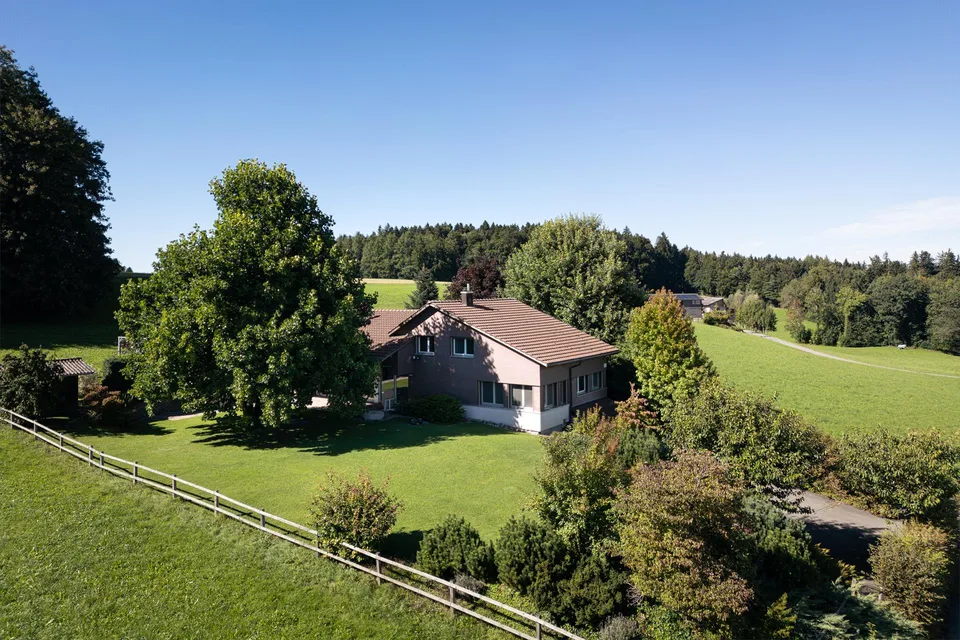 5.5 Zimmer Einfamilienhaus mit Panorama-Aussicht & Innen-Pool