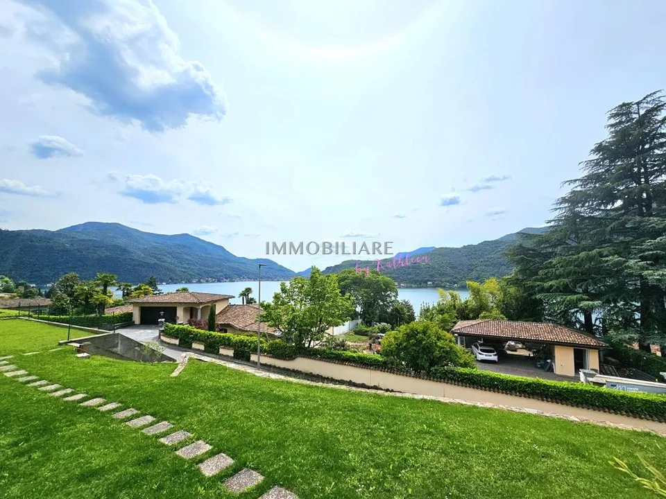 Wohnung in Villa: Erdgeschoss mit Garten, Terrasse und Seeblick