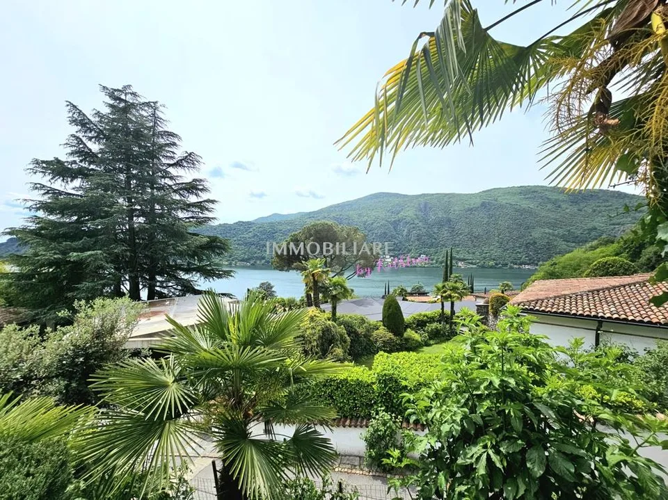 Wohnung in Villa: Erdgeschoss mit Garten, Terrasse und Seeblick