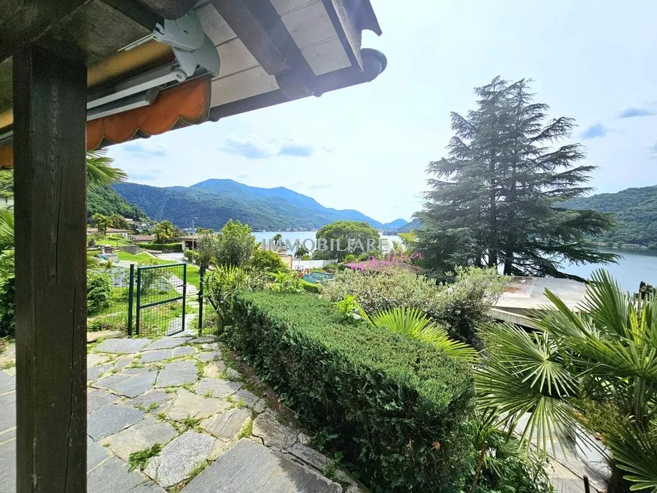 Wohnung in Villa: Erdgeschoss mit Garten, Terrasse und Seeblick