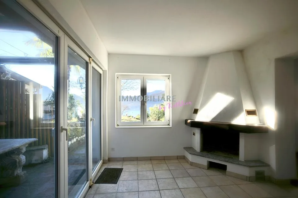 Wohnung in Villa: Erdgeschoss mit Kamin, Sitzplatz und Seeblick