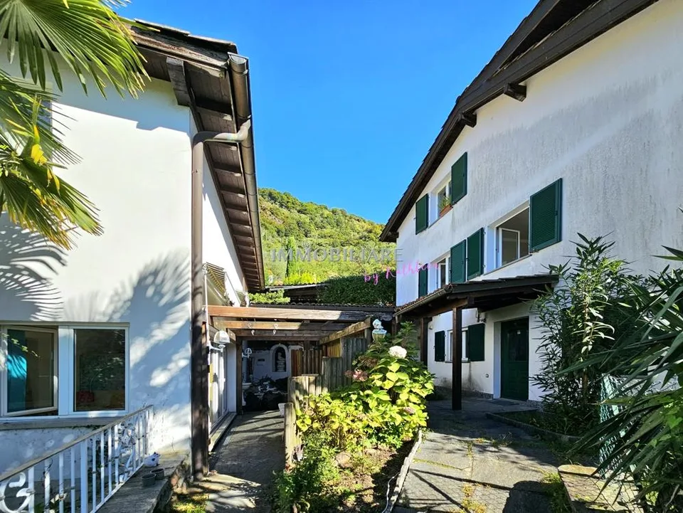 Wohnung in Villa: Erdgeschoss mit Kamin, Sitzplatz und Seeblick