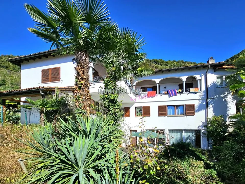 Wohnung in Villa: Erdgeschoss mit Kamin, Sitzplatz und Seeblick