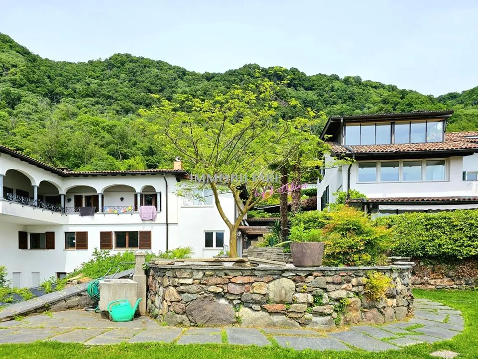 Wohnung in Villa: Erdgeschoss mit Kamin, Sitzplatz und Seeblick