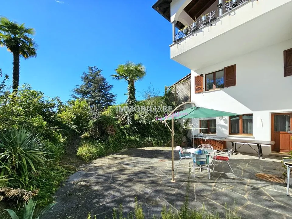 Wohnung in Villa: Erdgeschoss mit Kamin, Sitzplatz und Seeblick