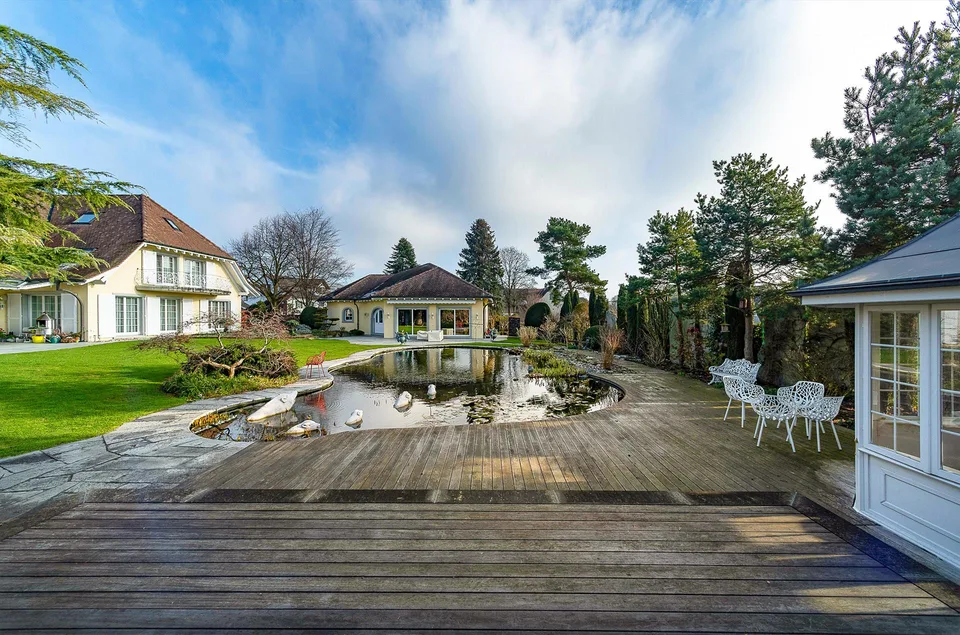 Hochwertige Landhausvilla in eindrucksvoller Kulisse – Foto 2 von 12