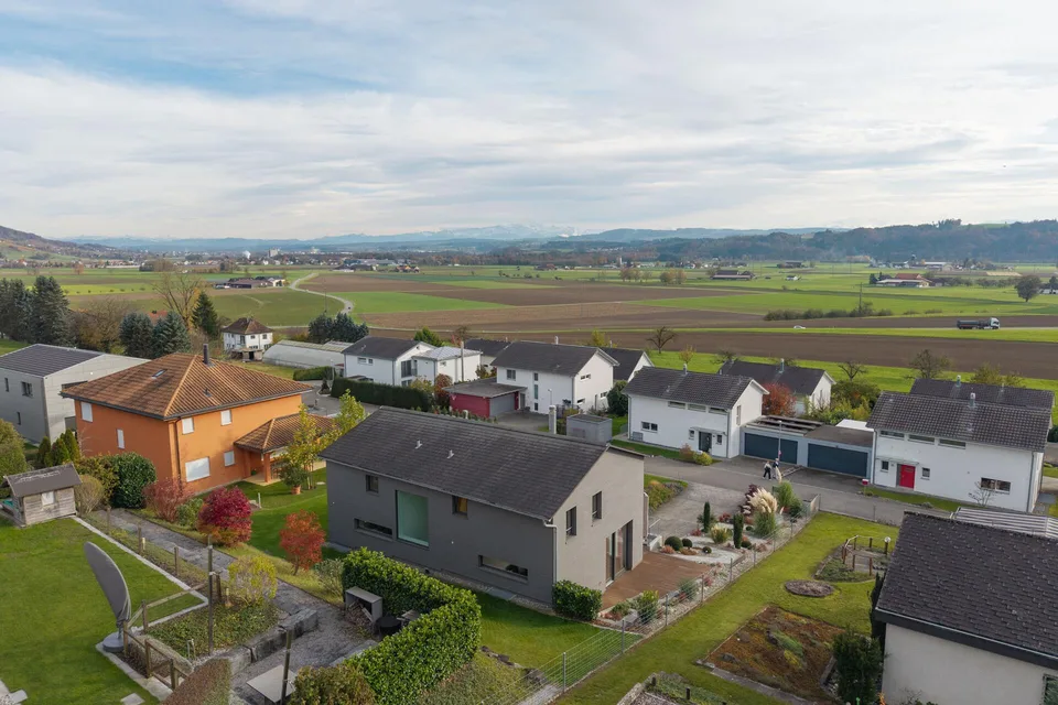 Zeitlose Architektur an ruhiger Wohnlage – Foto 2 von 6