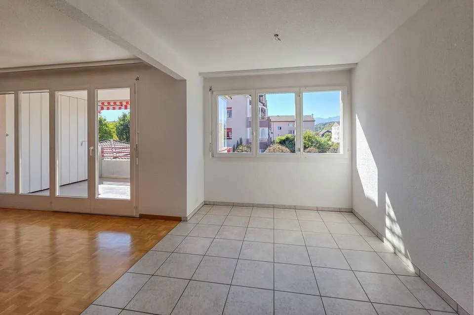 Sunny living. Quiet life. Arriving home. – photo 7 of 13