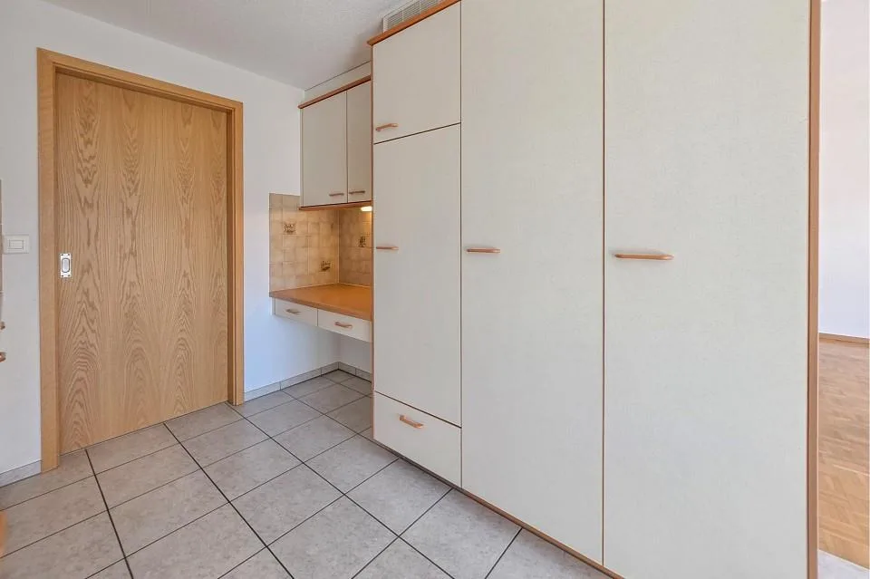 Sunny living. Quiet life. Arriving home. – photo 10 of 13