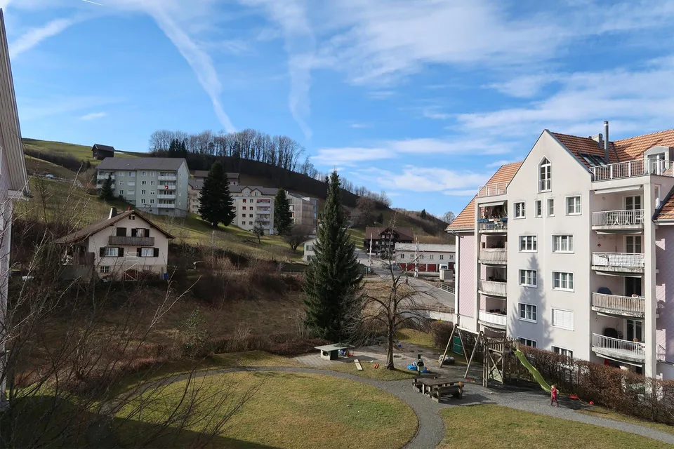Moderne 4.5-Zi-Wohnung mit 2 Bädern, Lift und Abendsonne – foto 8 di 9