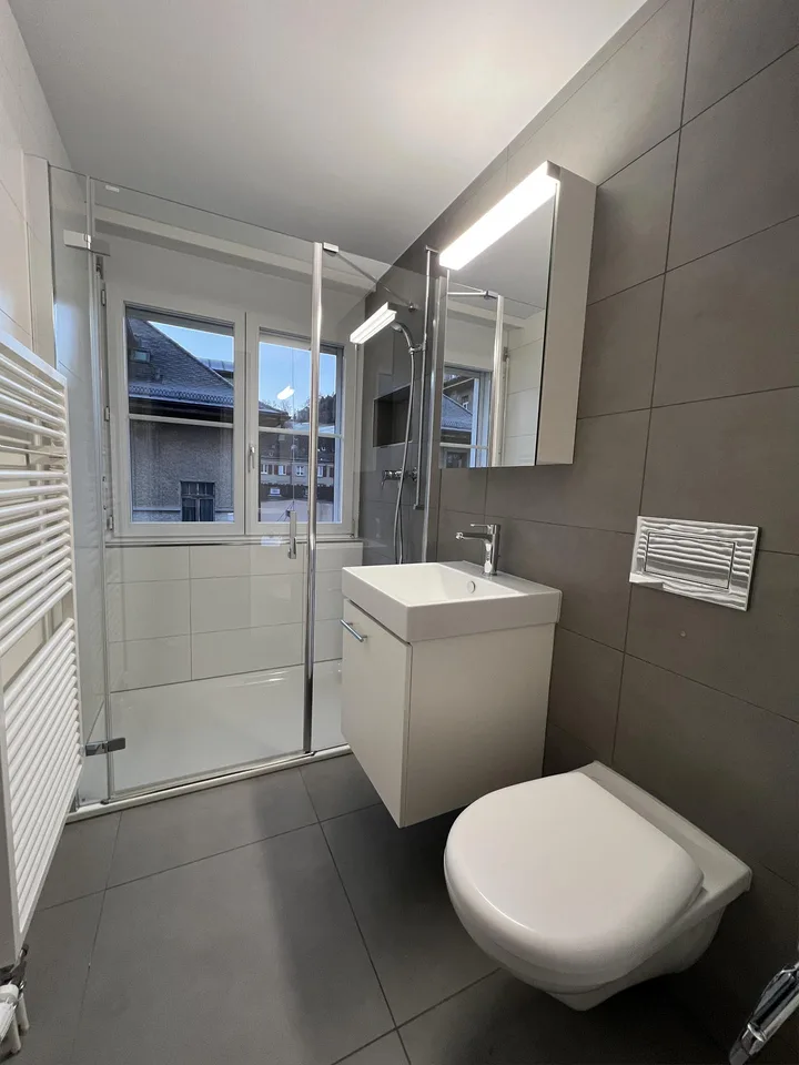Moderne 4.5-Zi-Wohnung mit 2 Bädern, Lift und Abendsonne – foto 7 di 9