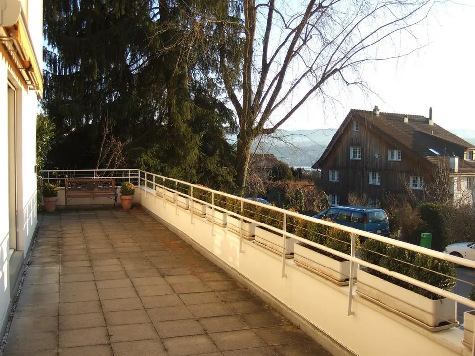 Grosszügige 4.5-Zimmer-Wohnung mit weitläufiger Terrasse in Herrliberg